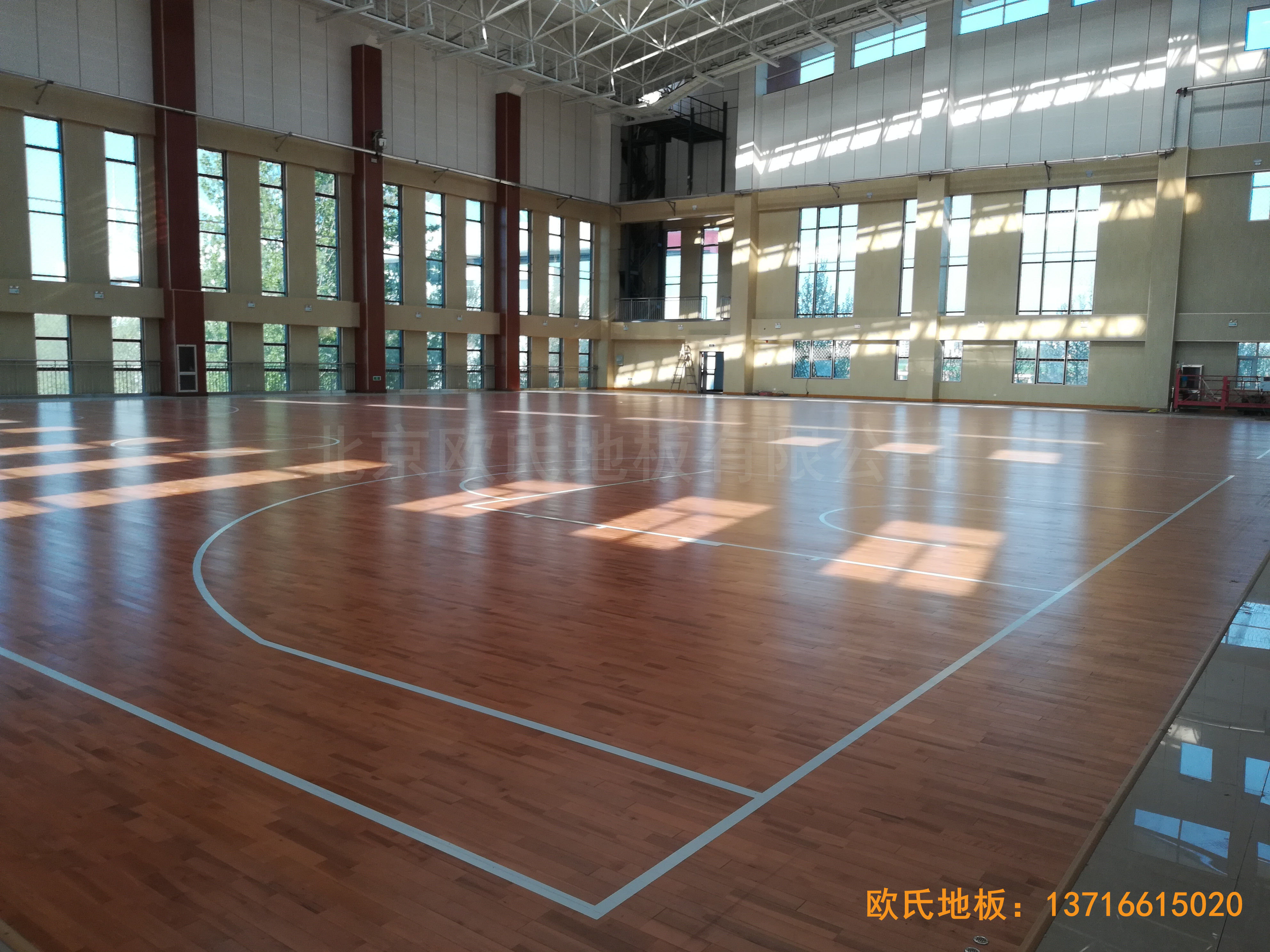 临朐体育中心体育木地板安装案例2