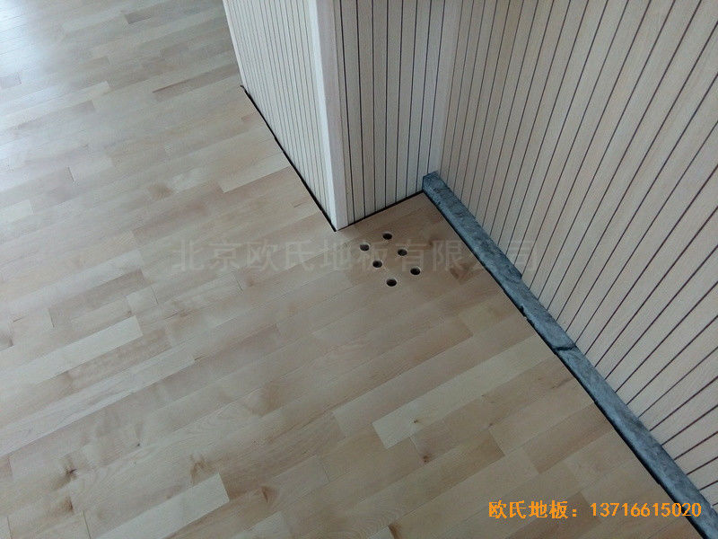 上海宝山区美兰湖中学运动馆体育木地板施工案例3