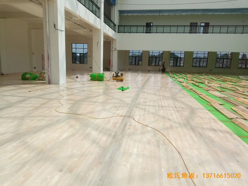 贵阳清华中学分校篮球馆运动地板安装案例3
