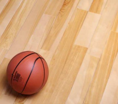 踩在像NBA球馆那样的运动木地板场地上，是什么感觉？