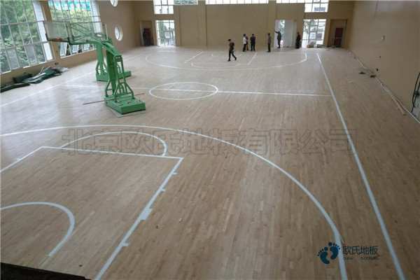 运动场地板哪个品牌好