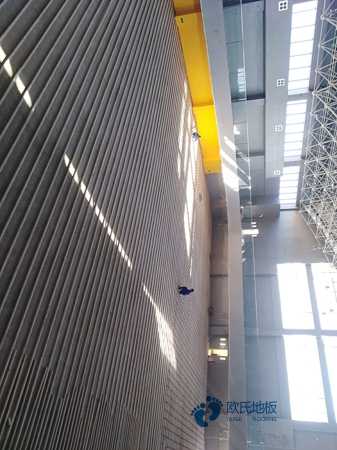 双层龙骨运动场馆地板清洁保养1