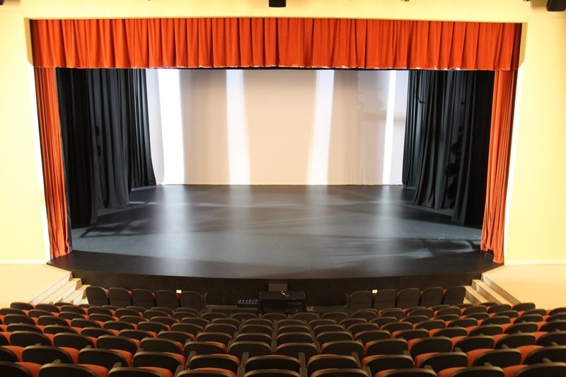 学校俄勒冈松舞台地板施工步骤3