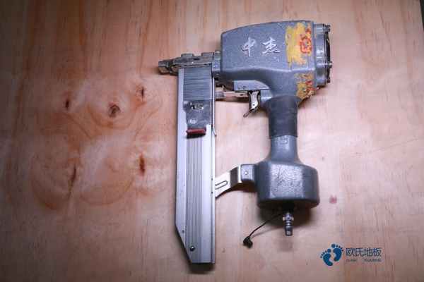 小学运动馆地板施工团队2