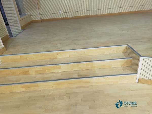 小学篮球运动地板施工团队3