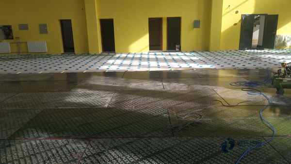 学校运动场馆木地板施工团队1