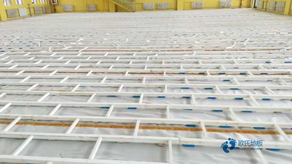 学校运动场馆木地板施工团队3