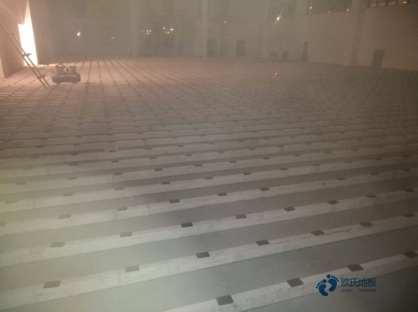 大学运动篮球木地板价位