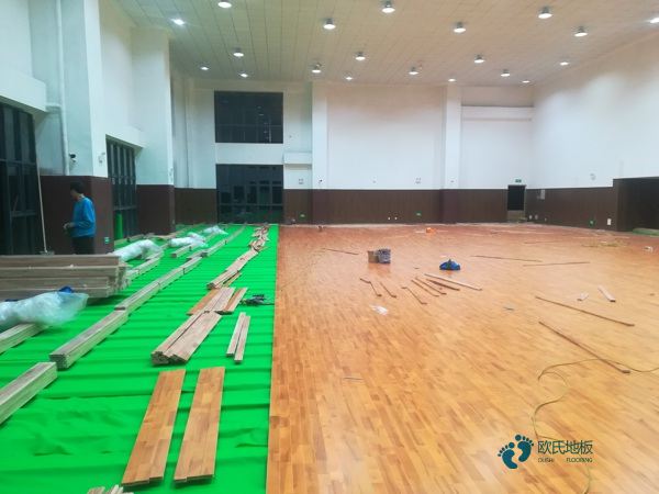 单龙骨运动馆地板如何保洁3