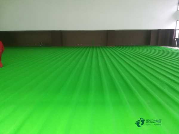 单龙骨运动馆地板如何保洁1