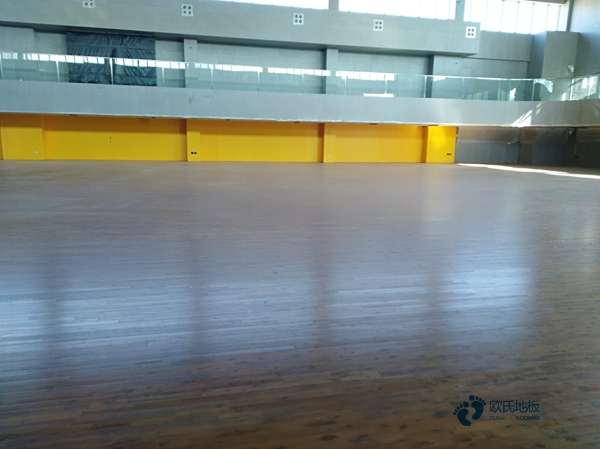 定做体育场地板哪个牌子比较好1