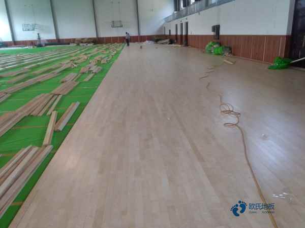 学校篮球馆地板施工队3