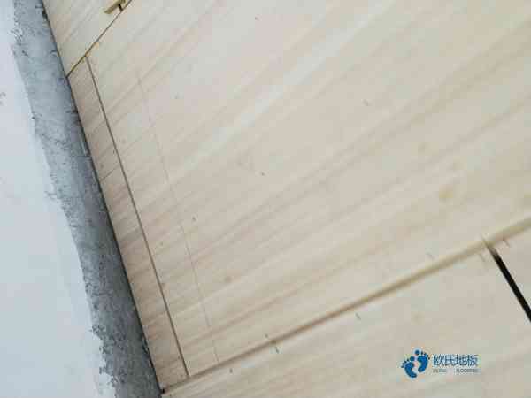 大学运动篮球地板施工团队2