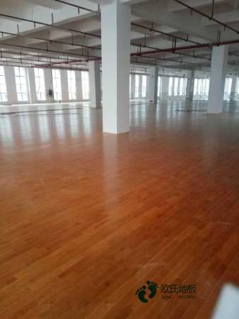 篮球场运动木地板材质3