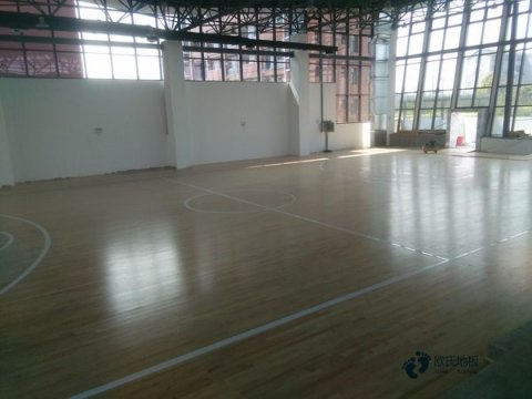 篮球场木地板没弹性